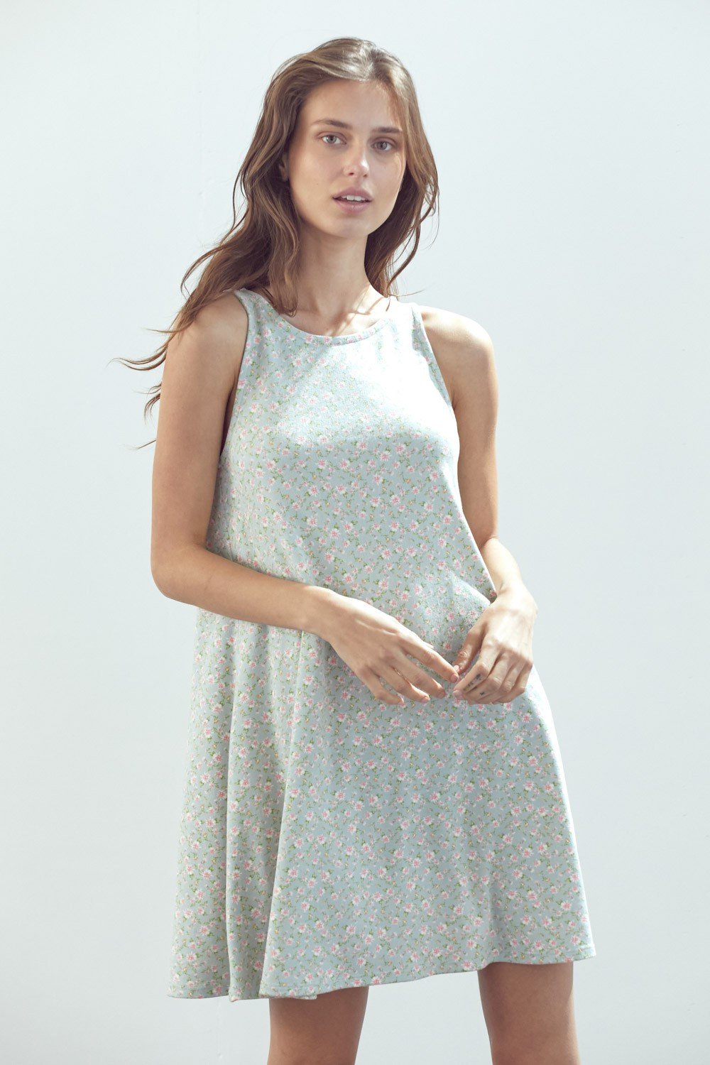 Robe courte trapèze sans manches en maille fleurie marguerite