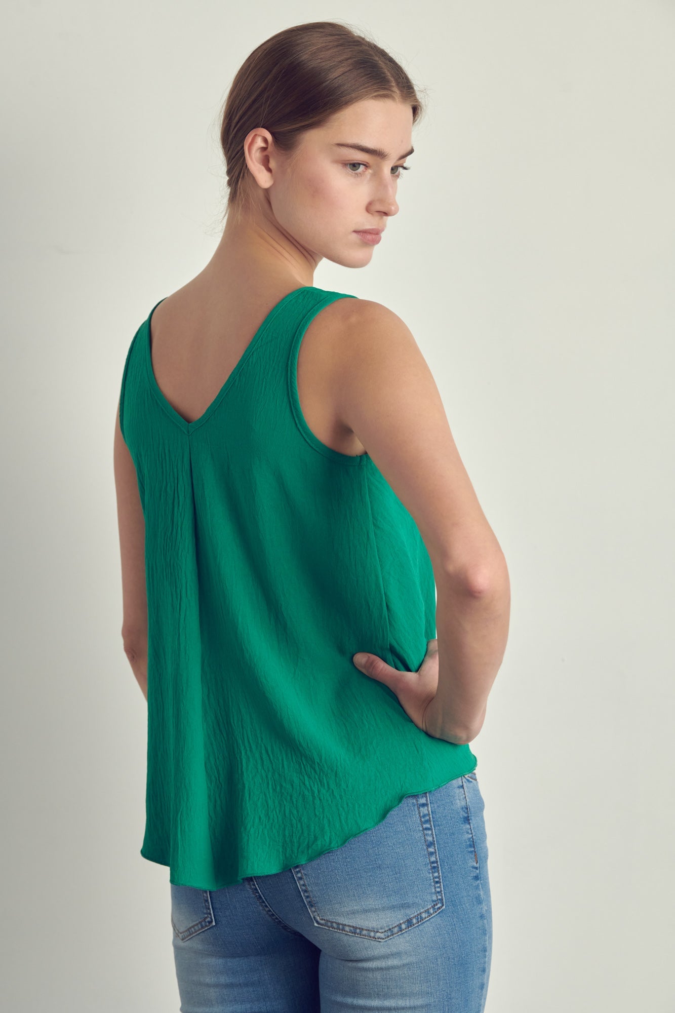 V-neck sleeveless knotted front hi-low top