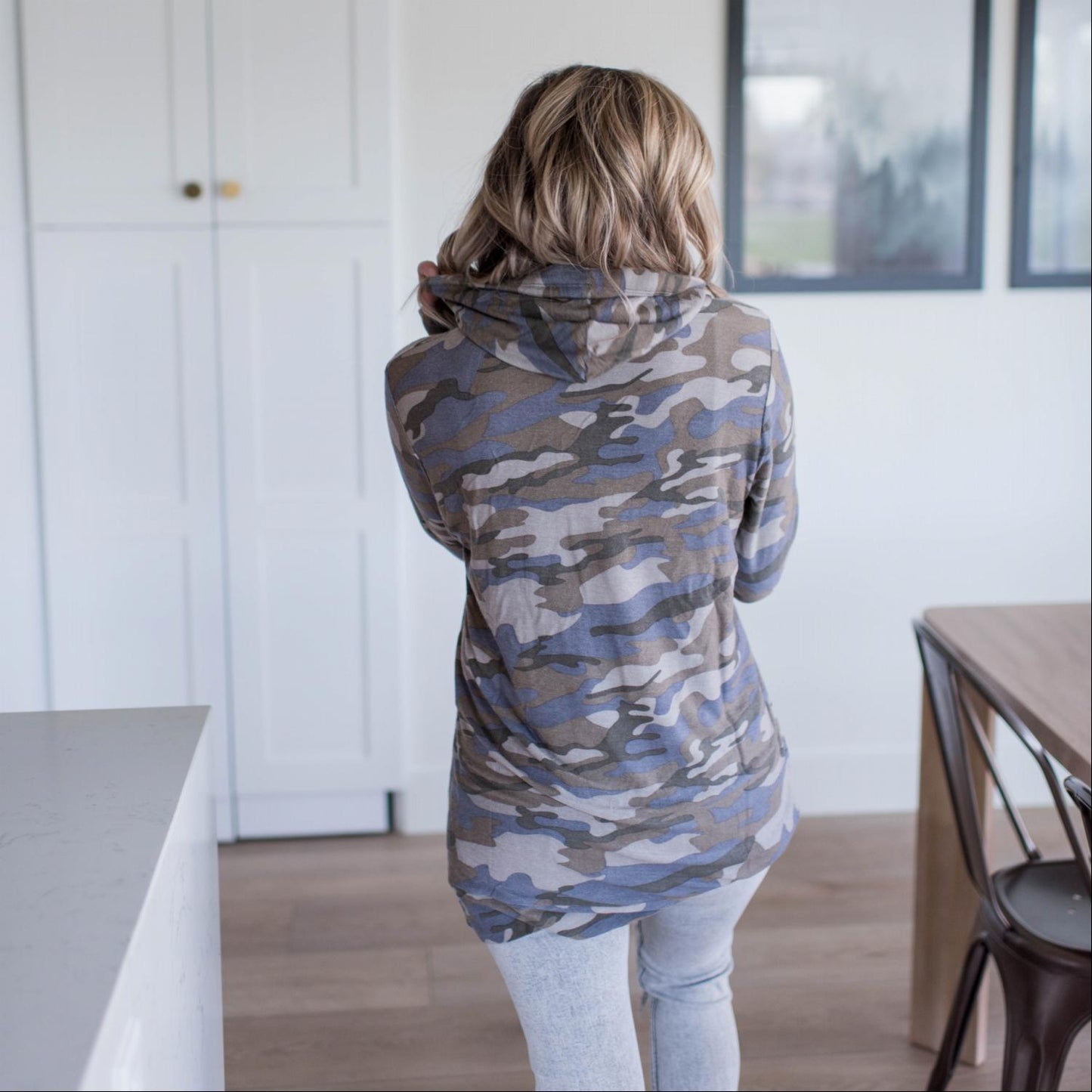 Sudadera con capucha de camuflaje y bolsillo tipo canguro