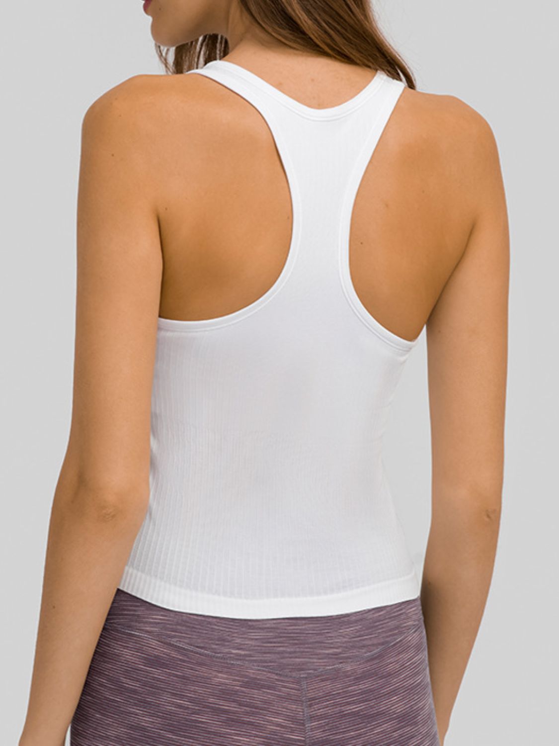 Camiseta deportiva con cuello redondo y espalda cruzada