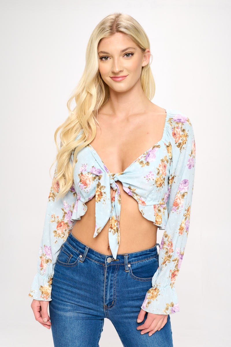 Top corto bohemio con lazo frontal y detalles de volantes