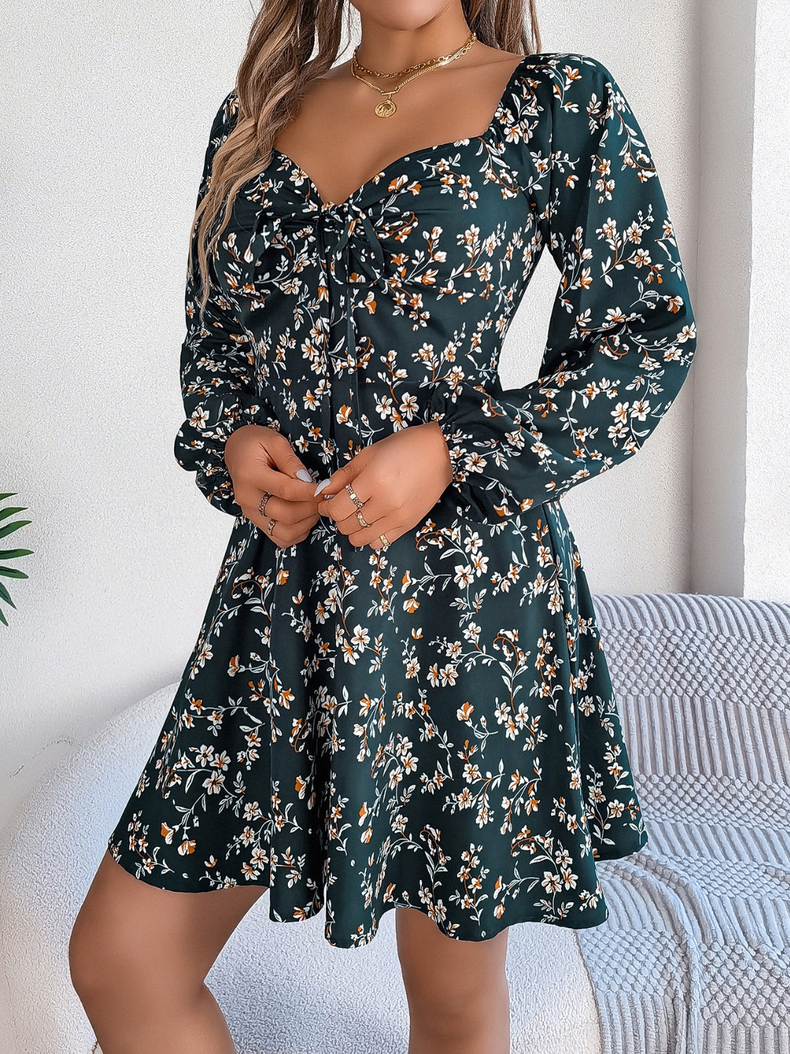 Vestido mini estampado con escote corazón y mangas globo