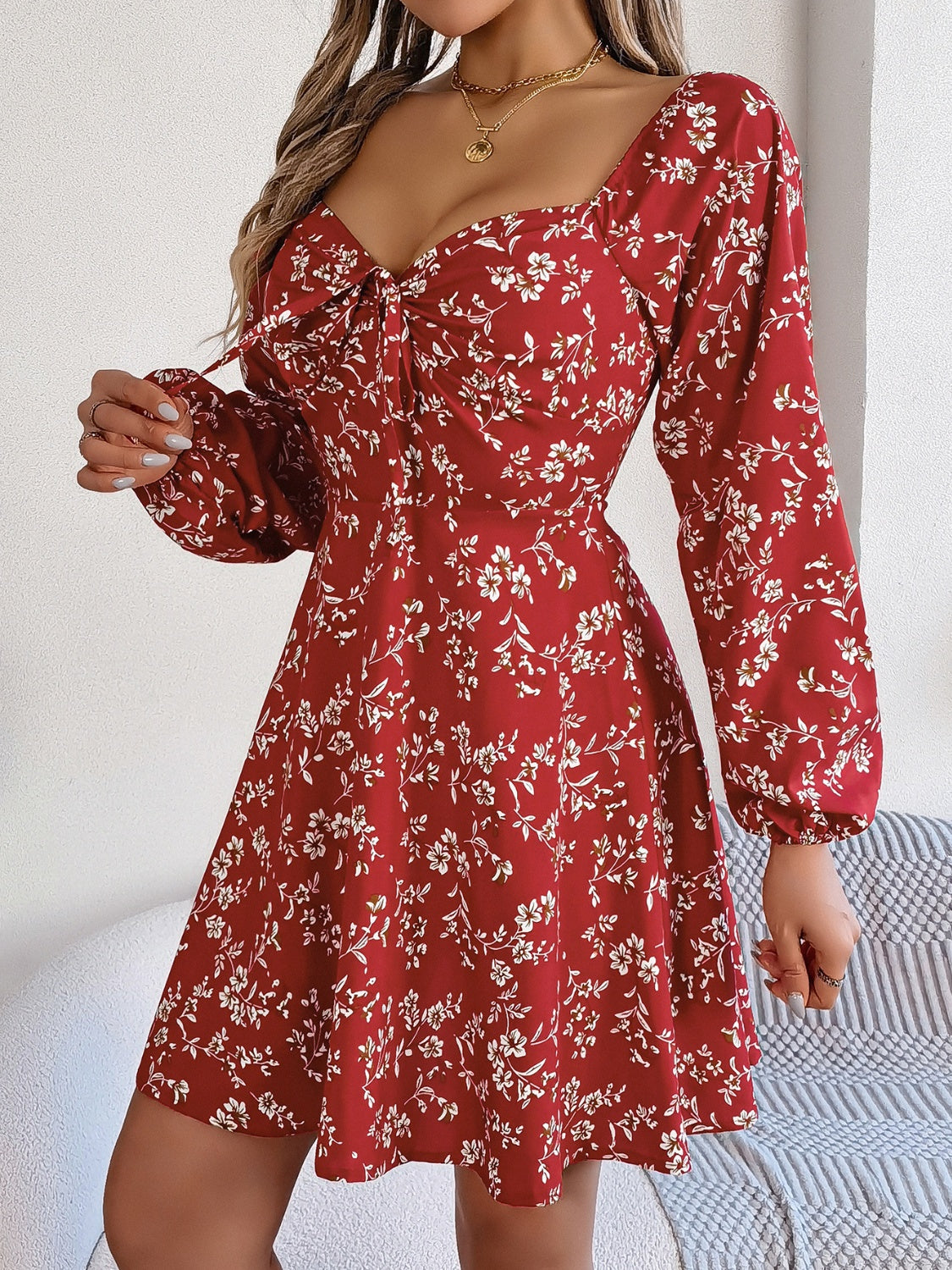 Vestido mini estampado con escote corazón y mangas globo