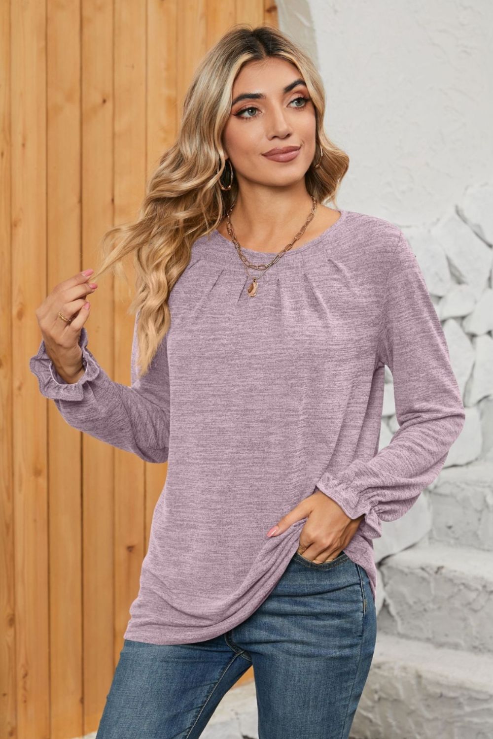 Camiseta fruncida con cuello redondo y mangas con volantes