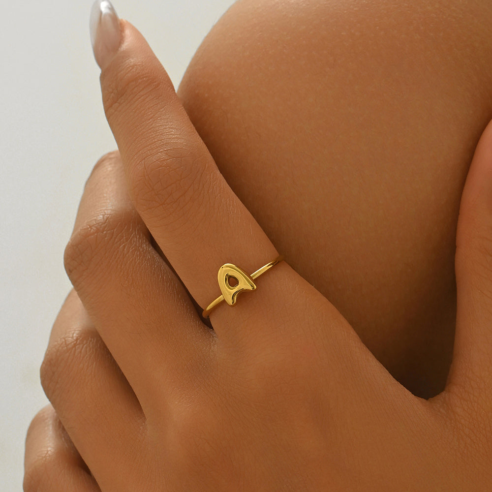 Bague alphabet moderne en acier inoxydable plaqué or 18 carats Lxalry avec accents sphériques poli miroir, bijoux hypoallergéniques pour femmes, sans danger pour la peau, ne se décolore pas, cadeau de luxe, lettres AZ complètes