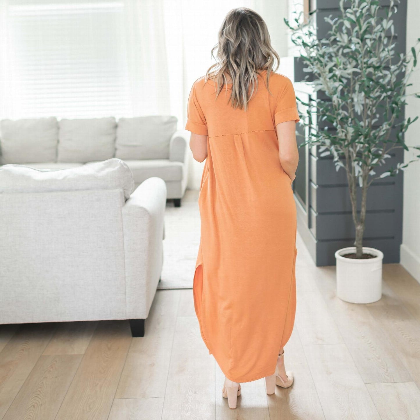 Robe longue en viscose à manches courtes et col en V avec fente latérale