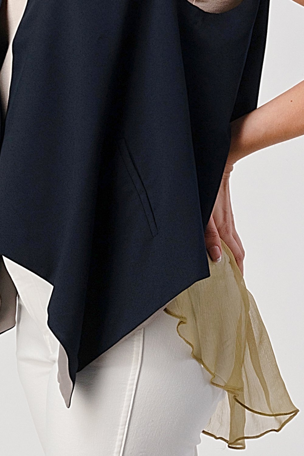 Gilet asymétrique boutonné sans manches avec ourlet superposé