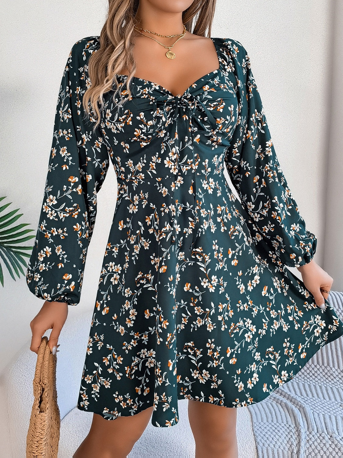 Vestido mini estampado con escote corazón y mangas globo
