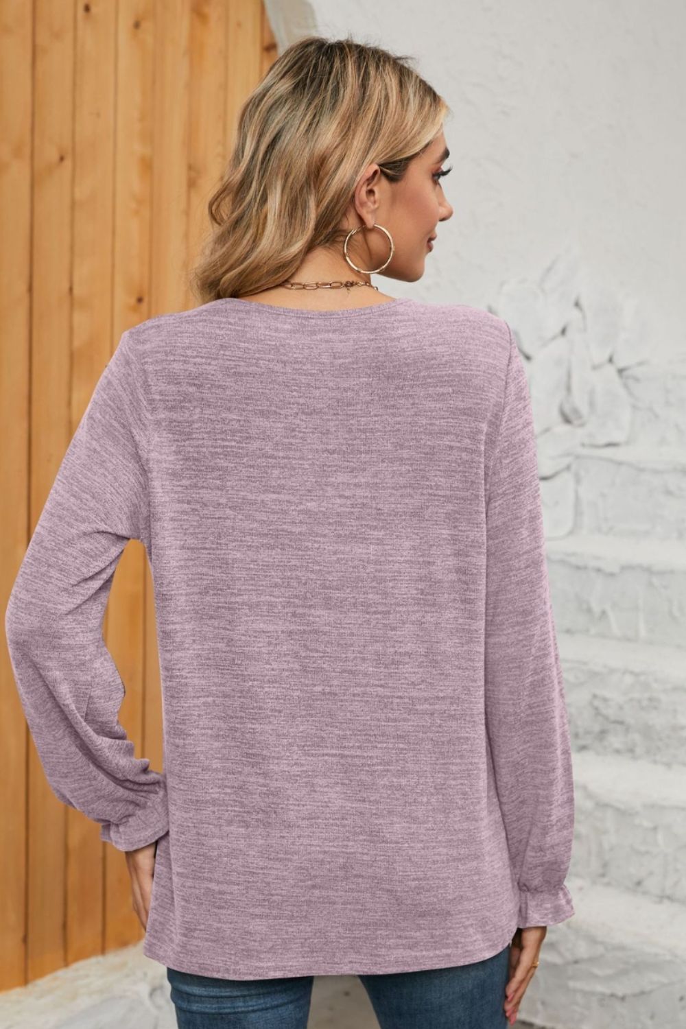Camiseta fruncida con cuello redondo y mangas con volantes