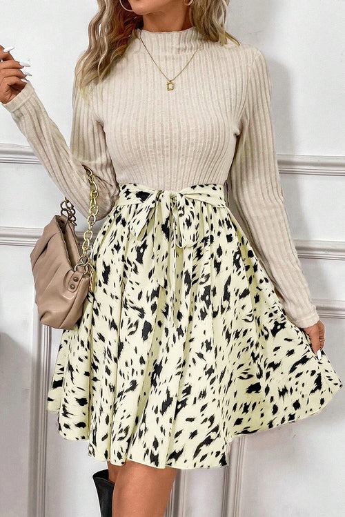 Vestido acampanado de punto acanalado beige con cinturón y estampado de patchwork