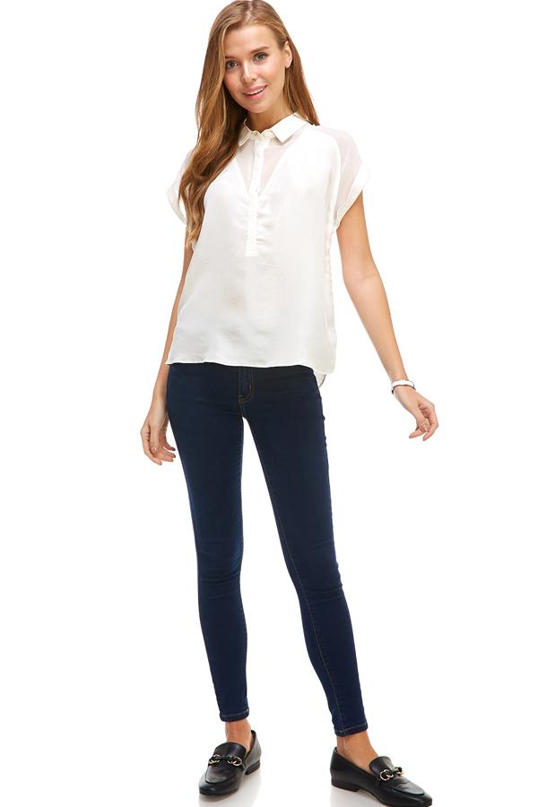 Blusa de satén con botones y mangas enrolladas
