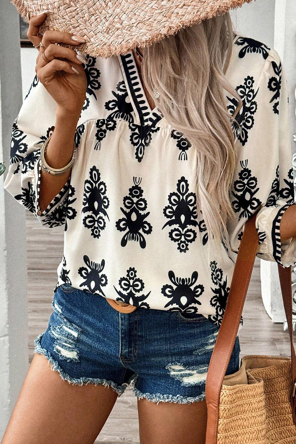 Blusa beige vintage con estampado geométrico, mangas 3/4 y cuello en V