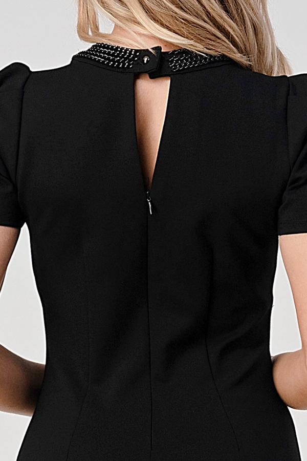 Vestido con escote de cuentas y abertura en la boca