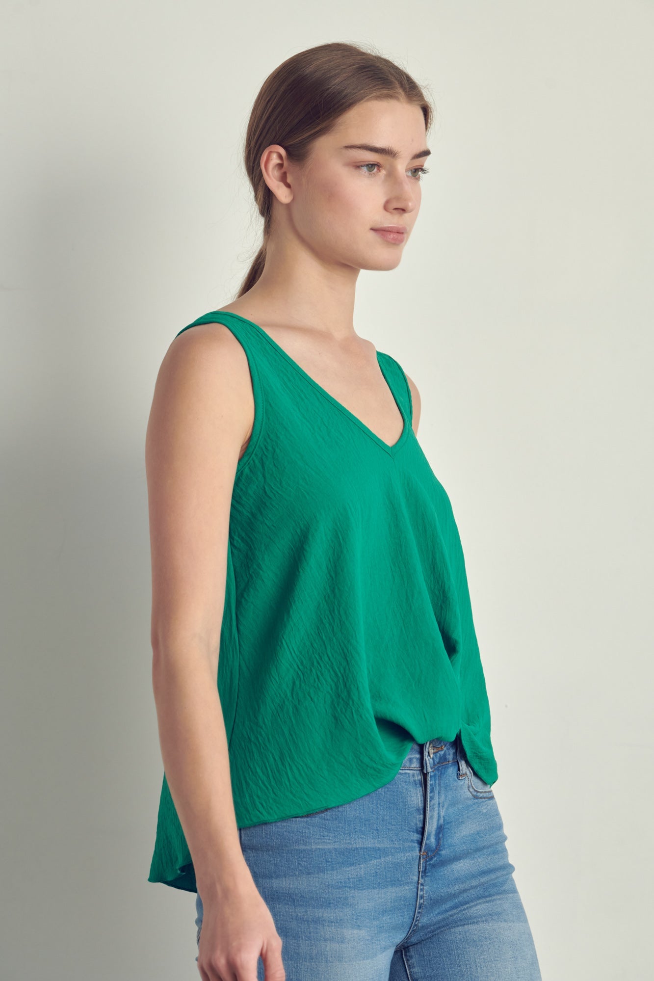 V-neck sleeveless knotted front hi-low top