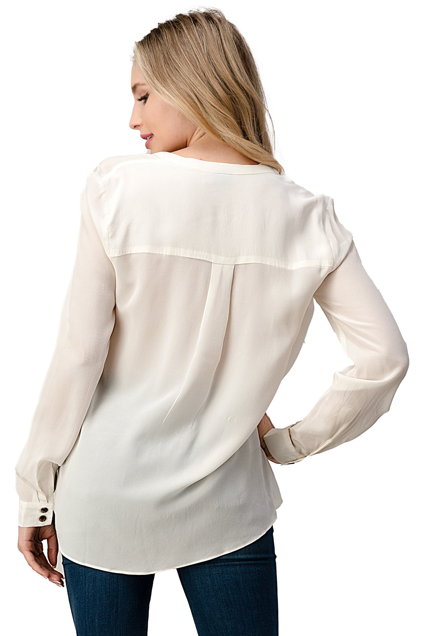 Blusa con botones y detalle de volantes