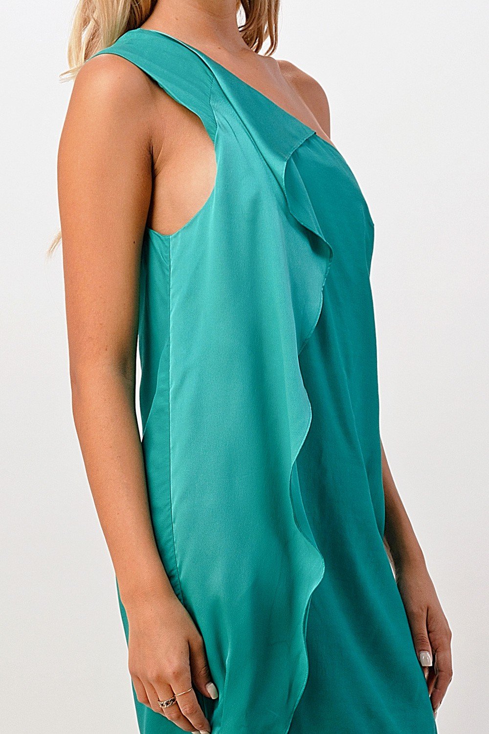 Minivestido con detalle de volante en un hombro