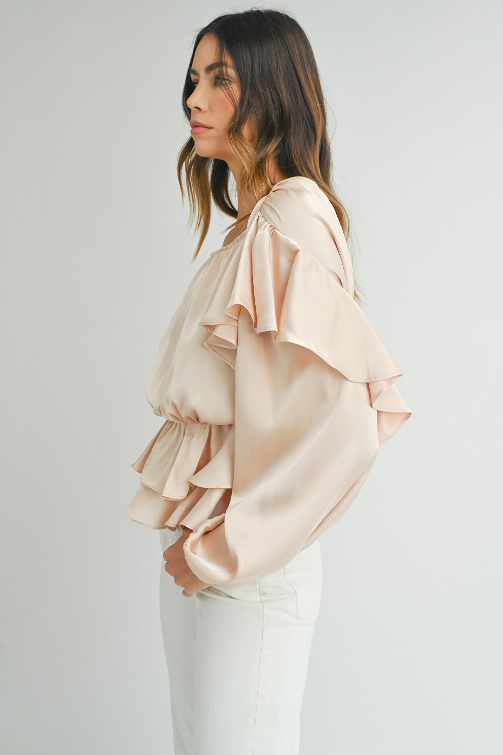 Blusa peplum con volantes, espalda con abertura y cordones en color avena