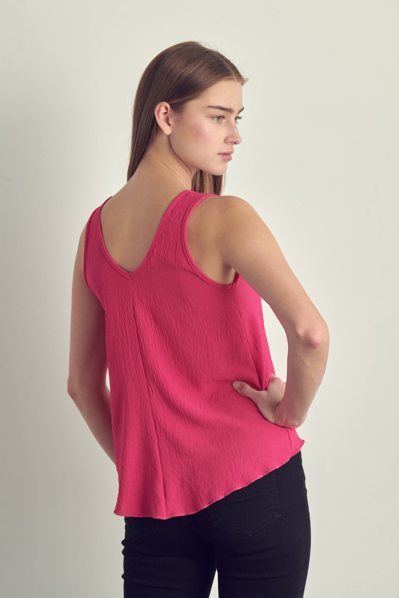 V-neck sleeveless knotted front hi-low top