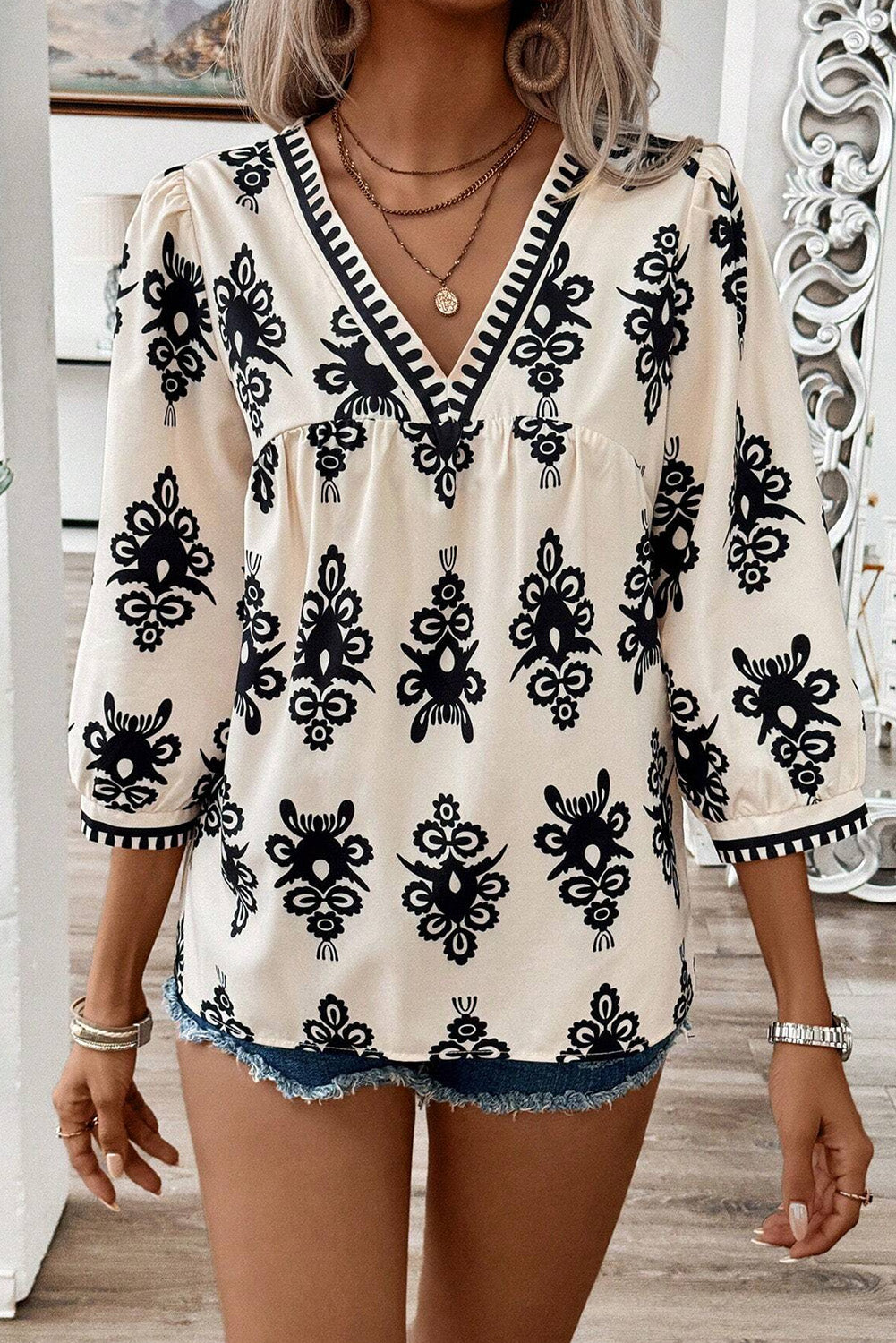 Blusa beige vintage con estampado geométrico, mangas 3/4 y cuello en V