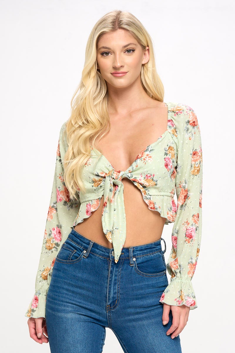 Top corto bohemio con lazo frontal y detalles de volantes