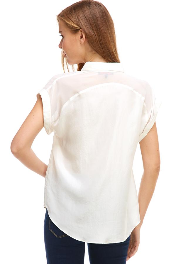Blusa de satén con botones y mangas enrolladas