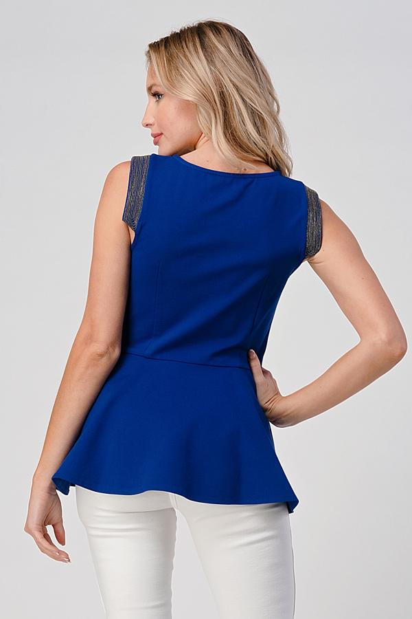 Top sin mangas con peplum, cremallera frontal y detalle metálico en los hombros