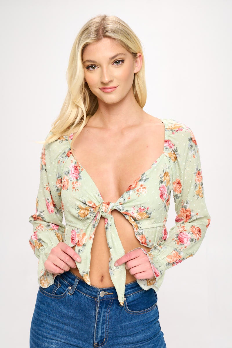 Top corto bohemio con lazo frontal y detalles de volantes