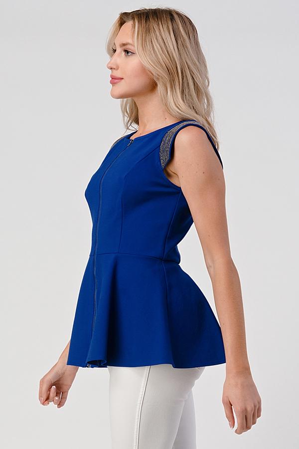 Top sin mangas con peplum, cremallera frontal y detalle metálico en los hombros