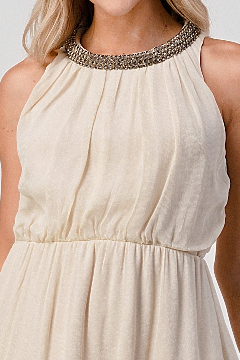 Vestido sin mangas con escote alto y bajo con cuentas