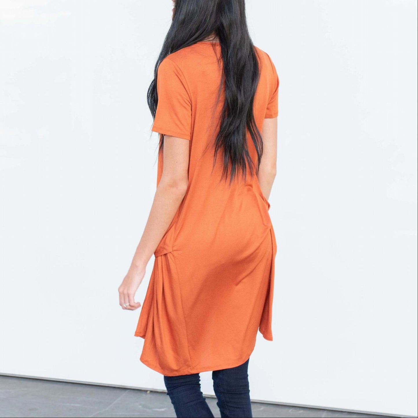 Blusa tipo túnica de manga corta con lazo delantero alto y bajo