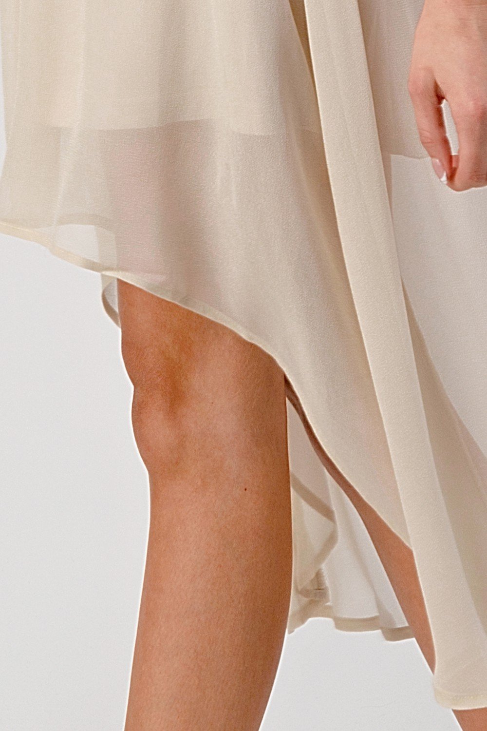 Vestido sin mangas con escote alto y bajo con cuentas