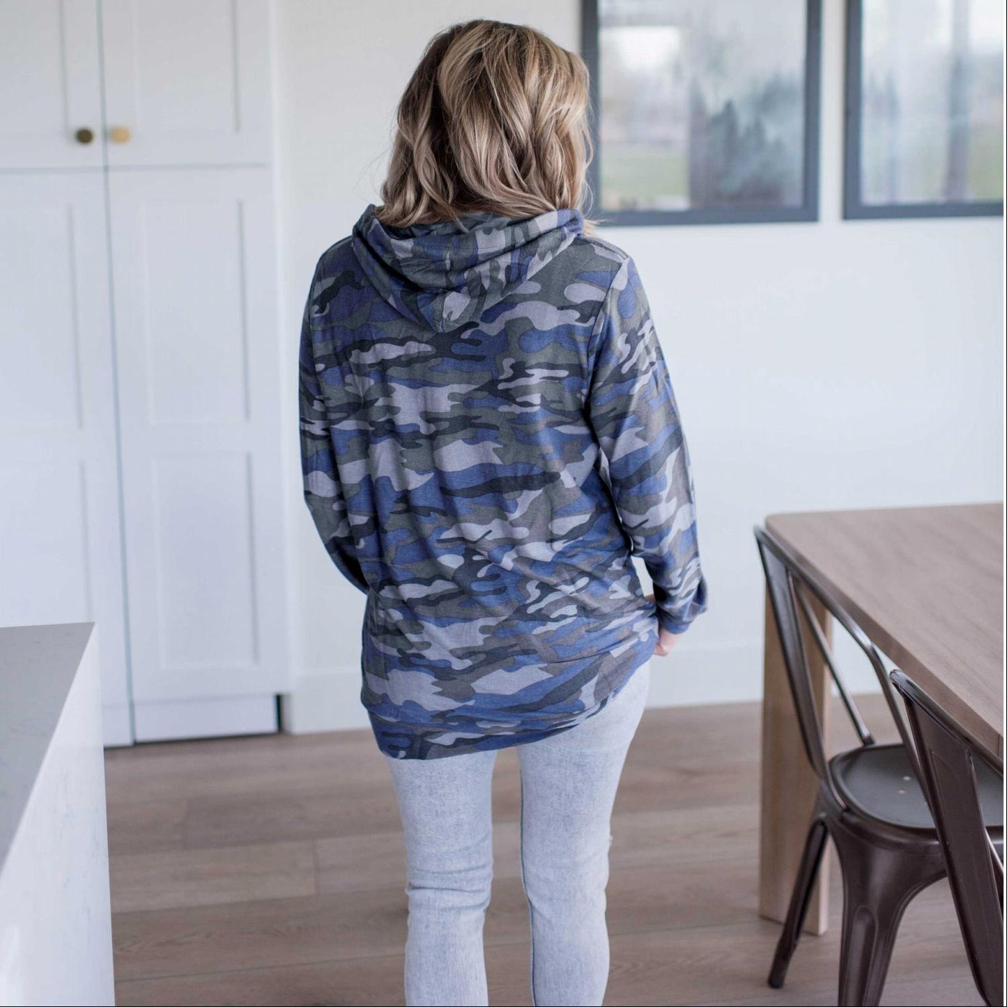 Sudadera con capucha de camuflaje y bolsillo tipo canguro