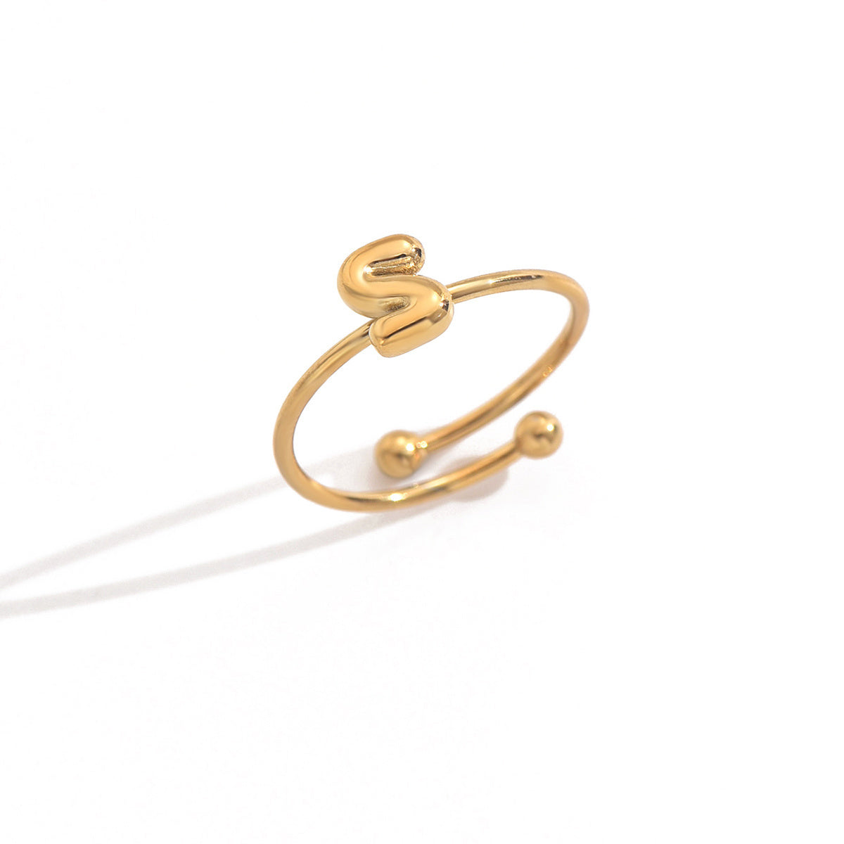 Bague alphabet moderne en acier inoxydable plaqué or 18 carats Lxalry avec accents sphériques poli miroir, bijoux hypoallergéniques pour femmes, sans danger pour la peau, ne se décolore pas, cadeau de luxe, lettres AZ complètes