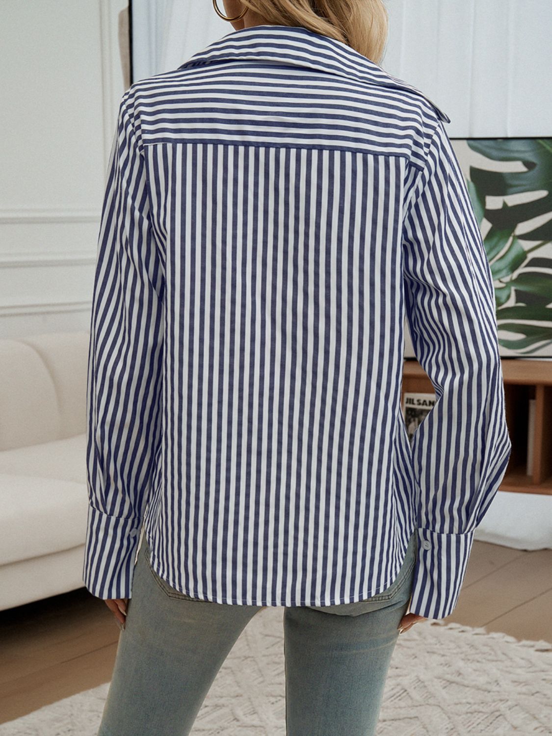 Camisa de manga larga con cuello a rayas y bolsillos