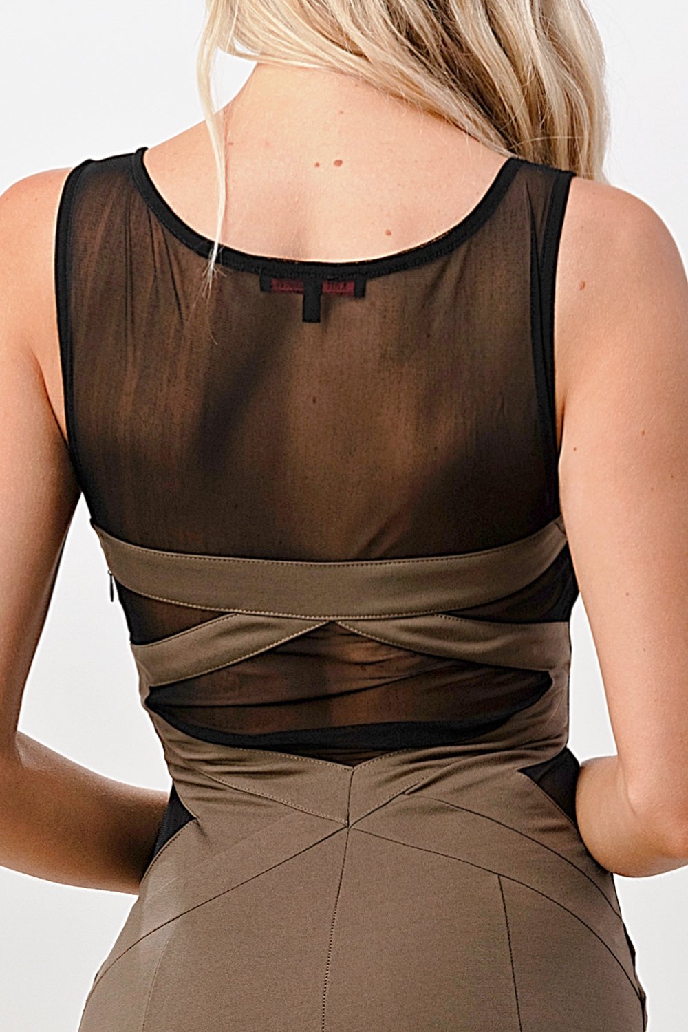Vestido ajustado con inserción de malla: elegante y con estilo