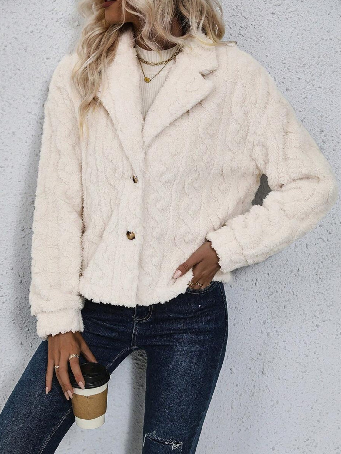 Veste à col boutonné duveteux