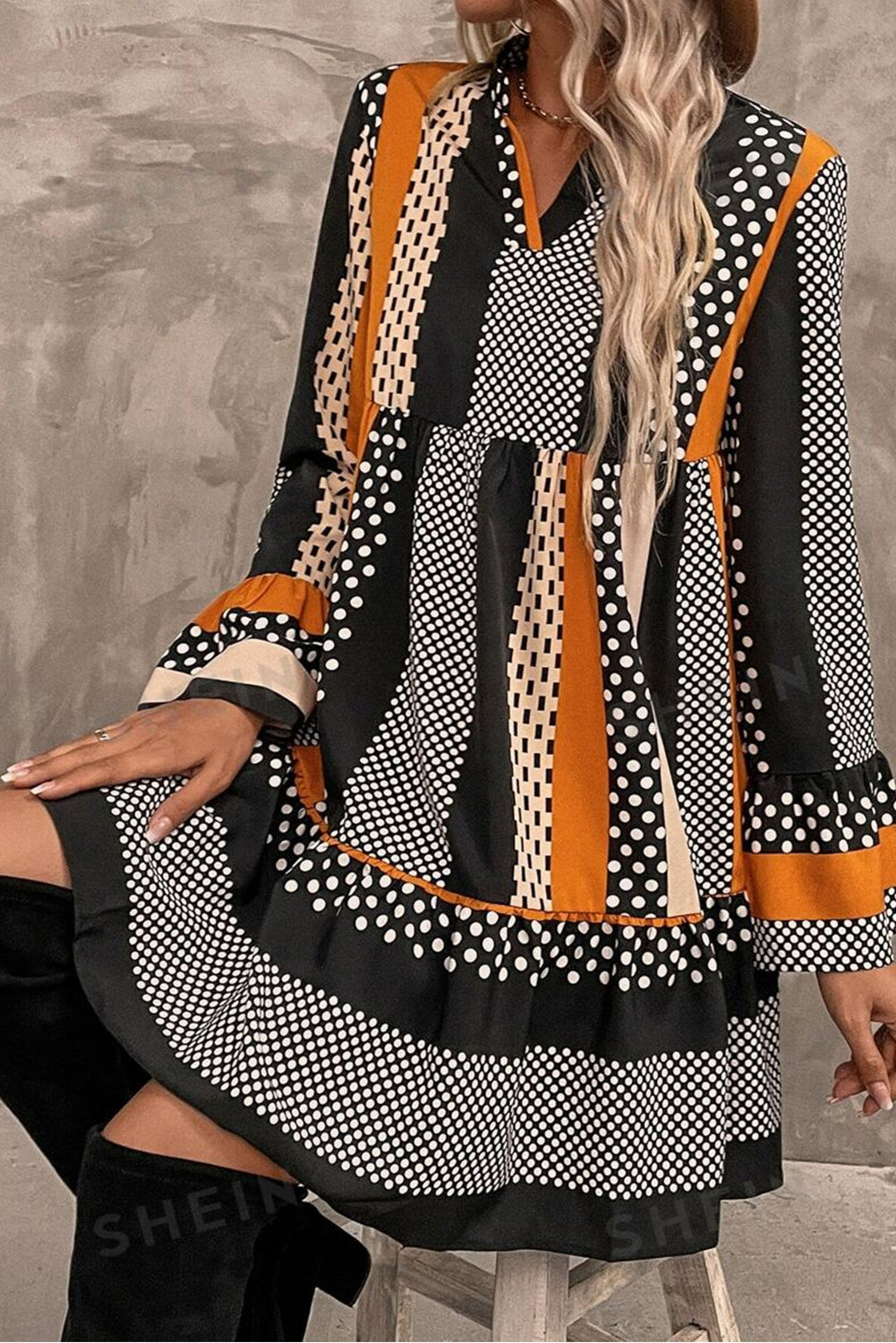 Vestido mini con cuello en V, volantes y estampado de lunares a rayas negras
