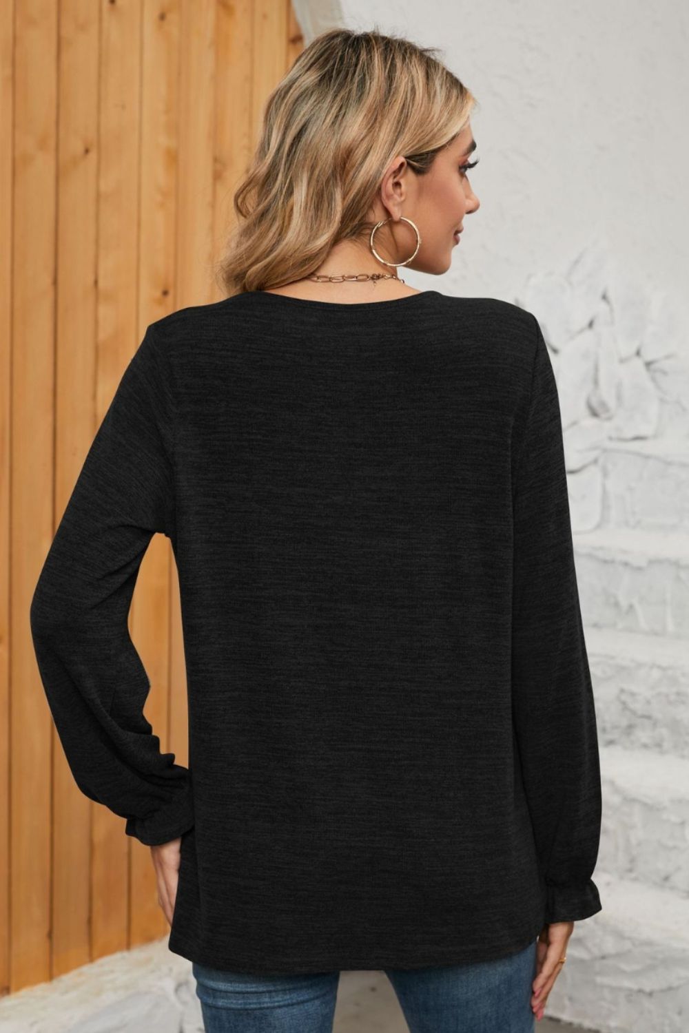 Camiseta fruncida con cuello redondo y mangas con volantes