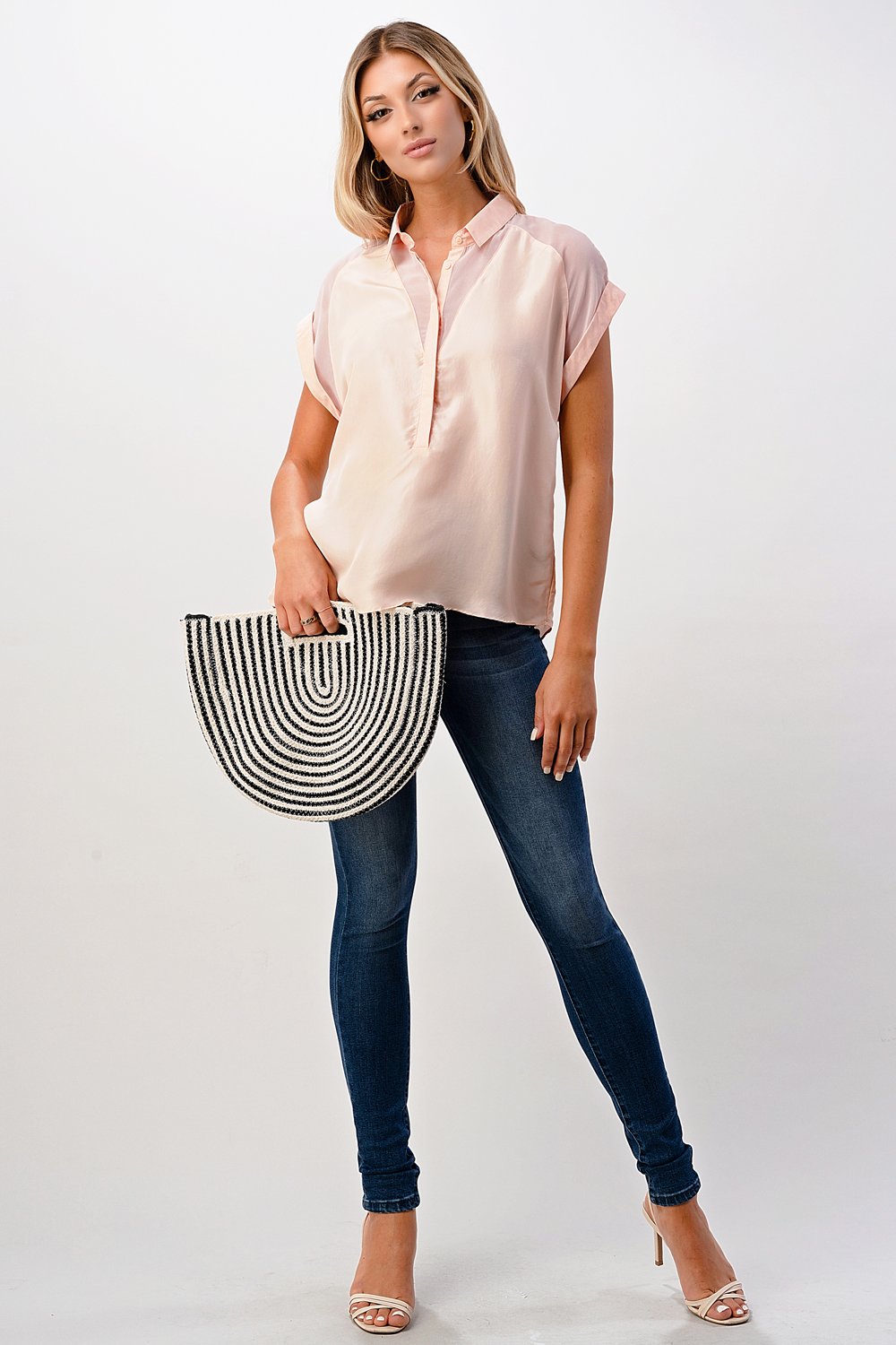 Blusa de satén con botones y mangas enrolladas