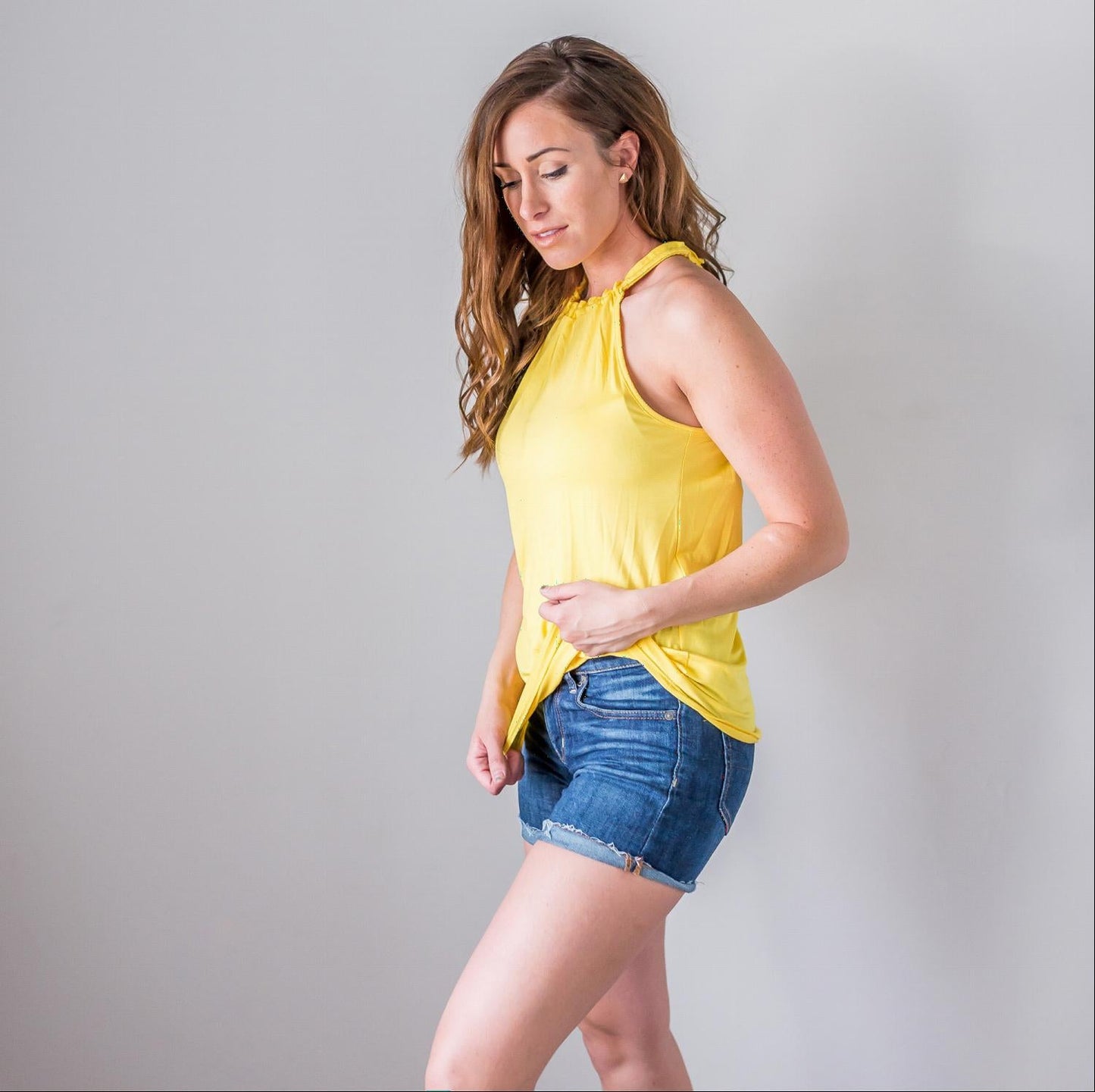 Camiseta sin mangas con cuello halter y abertura en la espalda