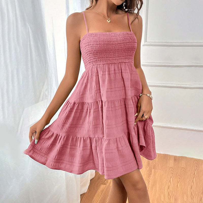 Robe courte à bretelles spaghetti froncées – Élégance estivale décontractée