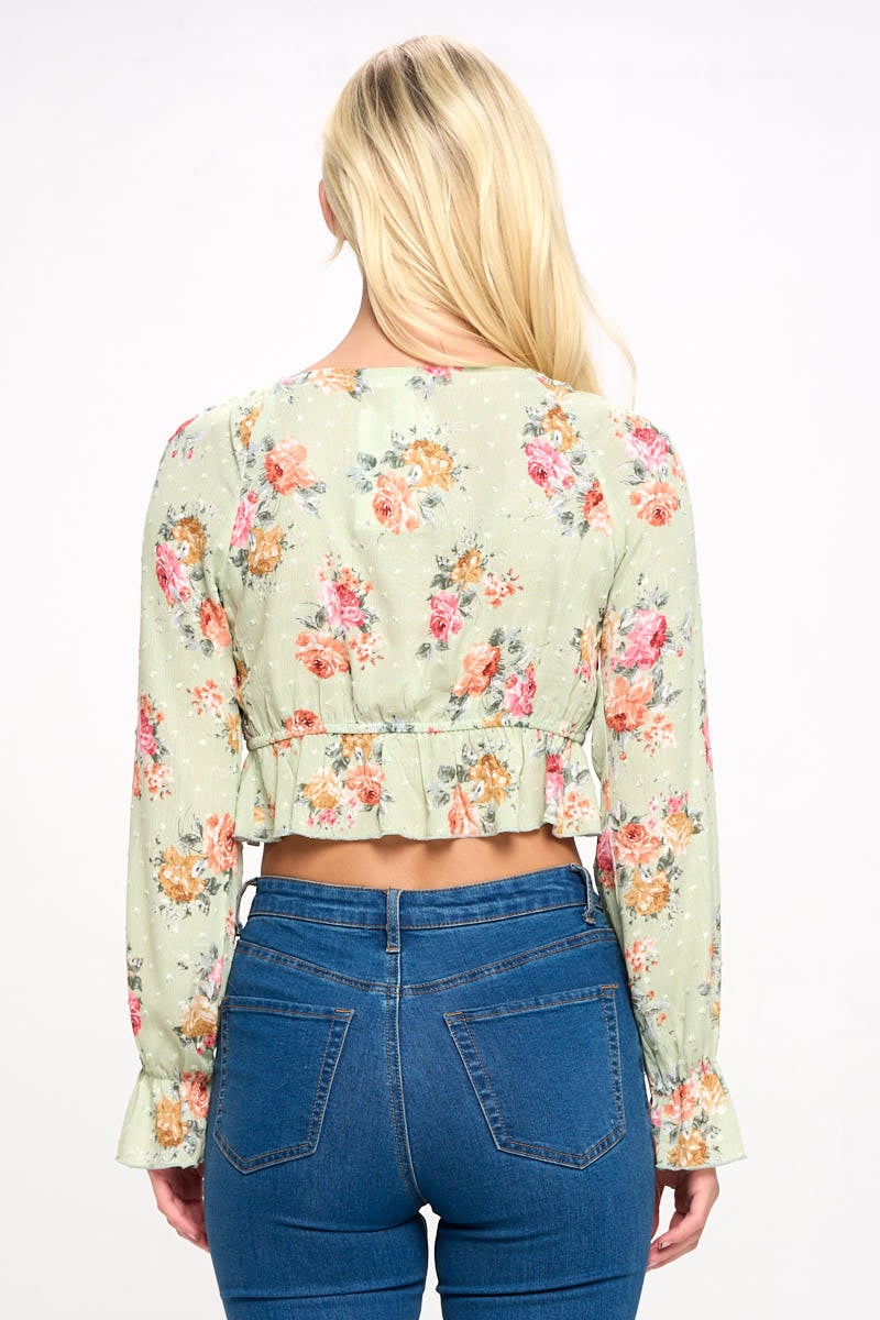 Top corto bohemio con lazo frontal y detalles de volantes