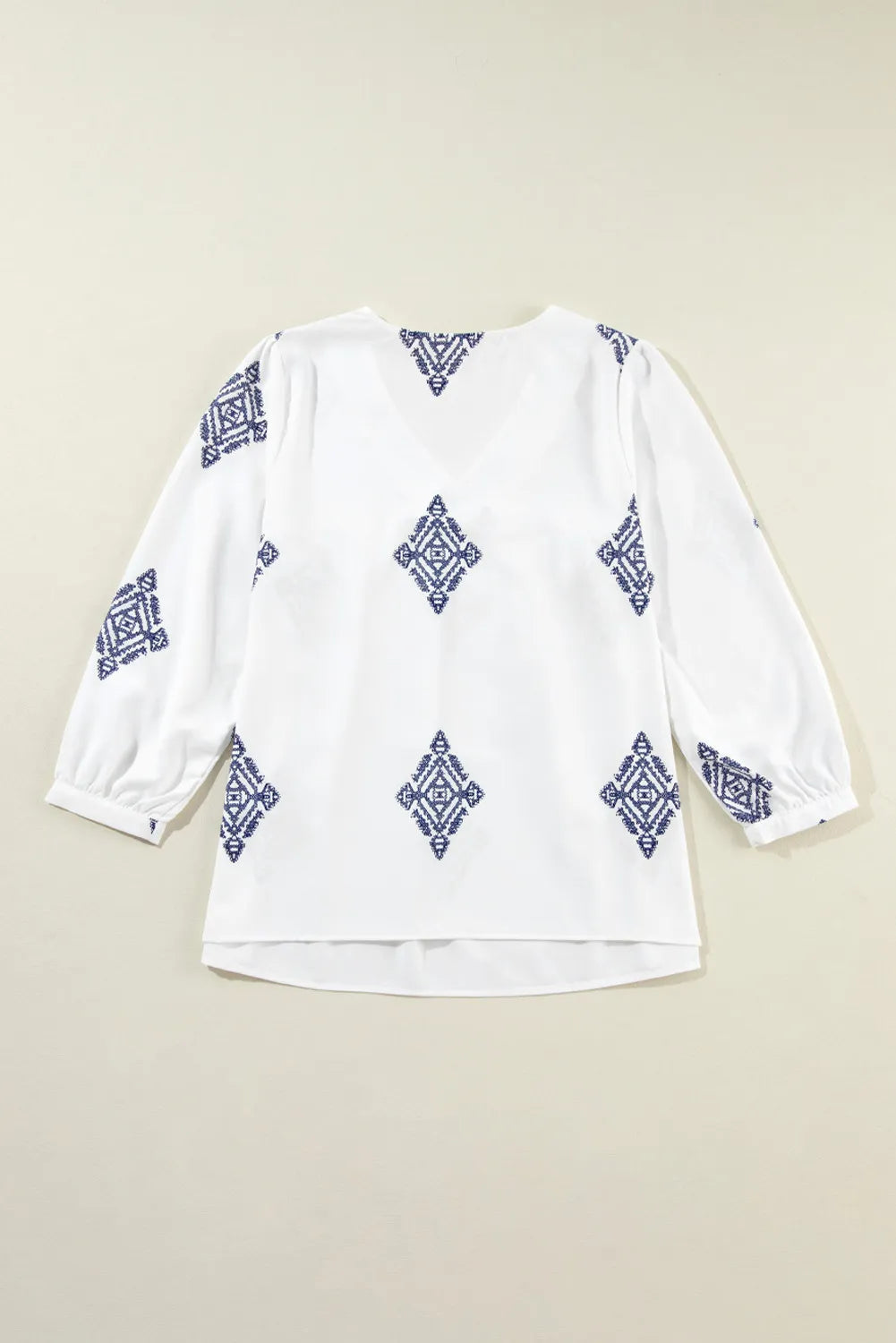 Blusa estampada con cuello en V y mangas tres cuartos