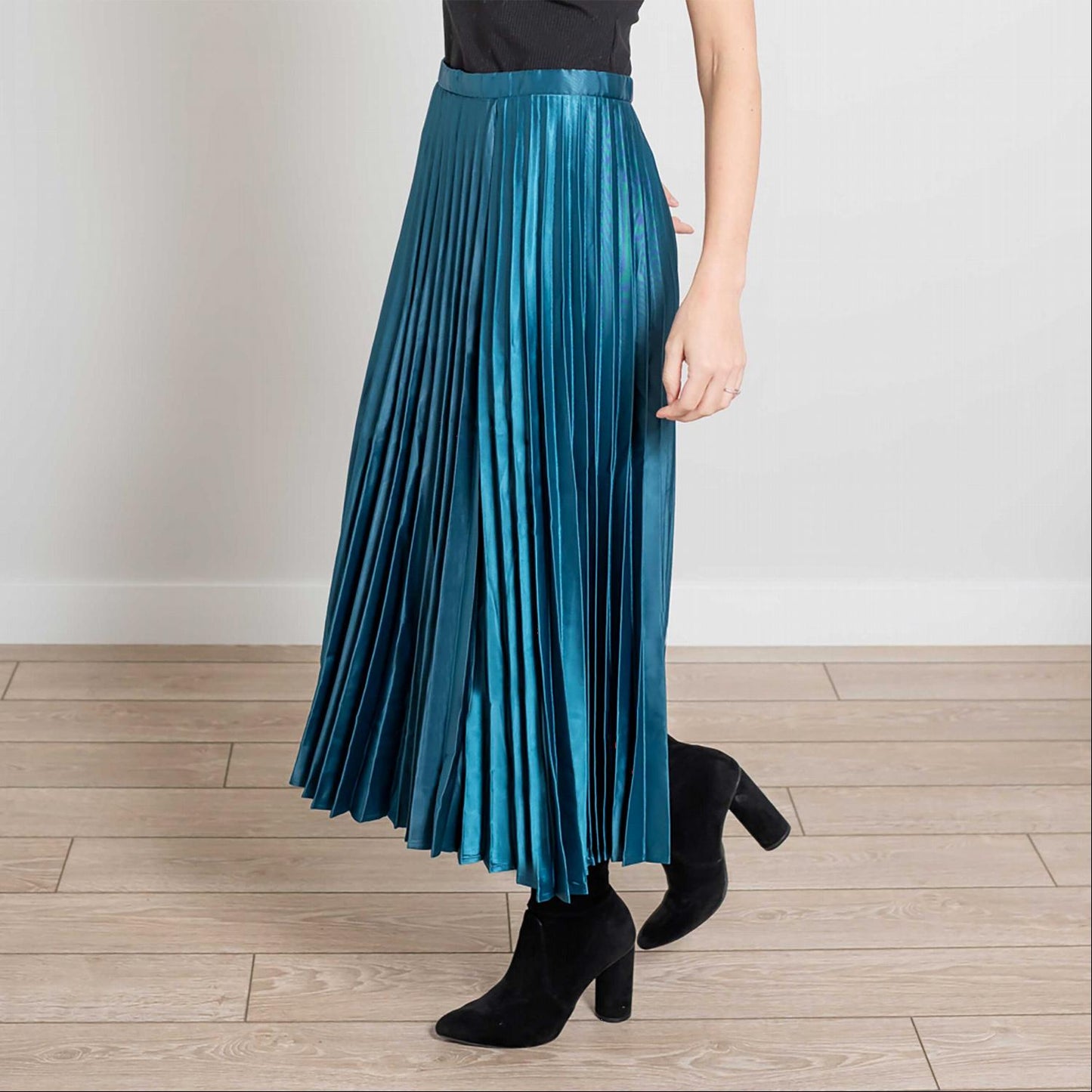 Falda midi de seda plisada con cremallera lateral