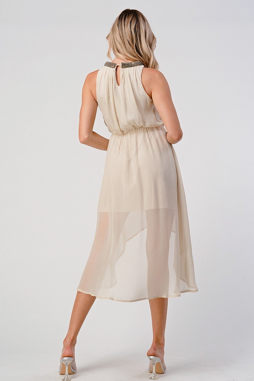 Vestido sin mangas con escote alto y bajo con cuentas
