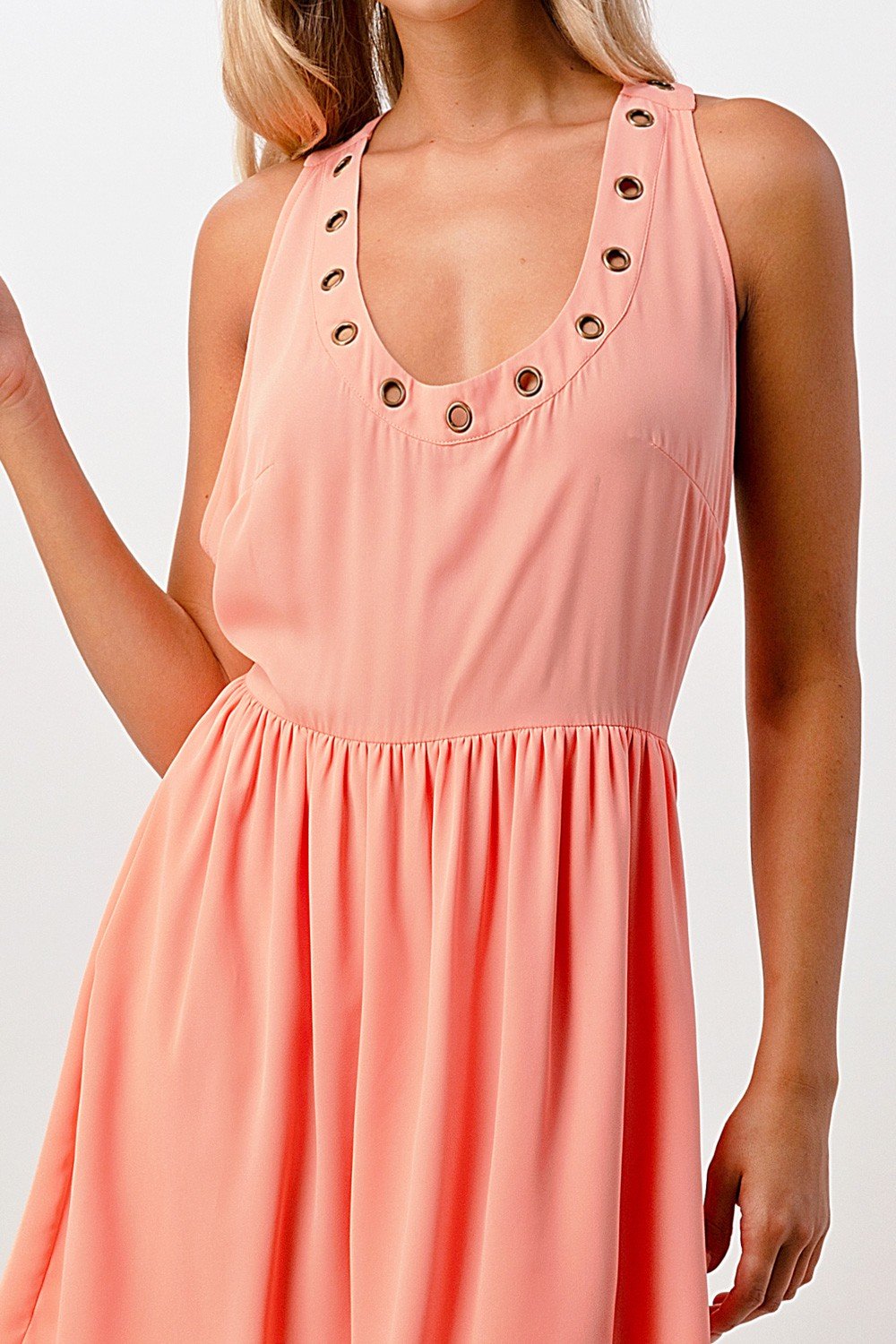 Vestido sin mangas de corte A con detalle de ojales