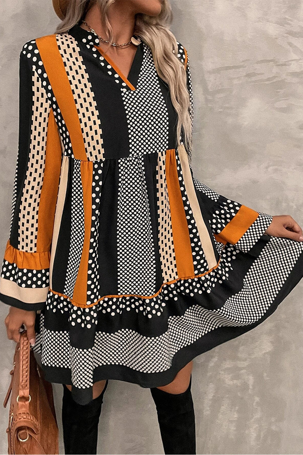 Vestido mini con cuello en V, volantes y estampado de lunares a rayas negras