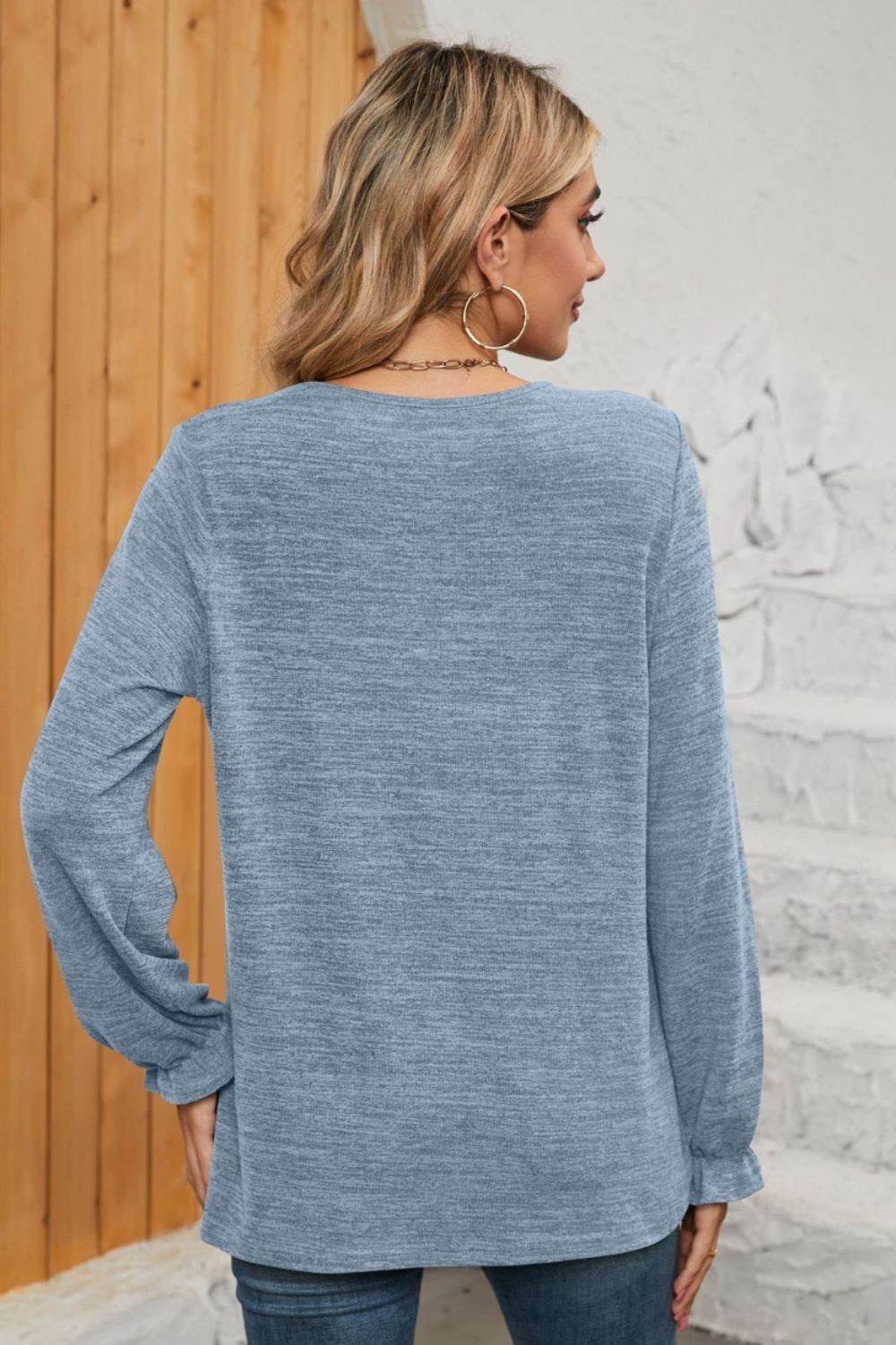 Camiseta fruncida con cuello redondo y mangas con volantes