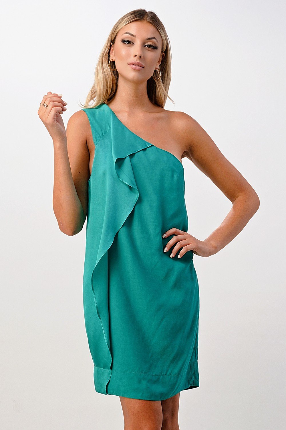 Minivestido con detalle de volante en un hombro