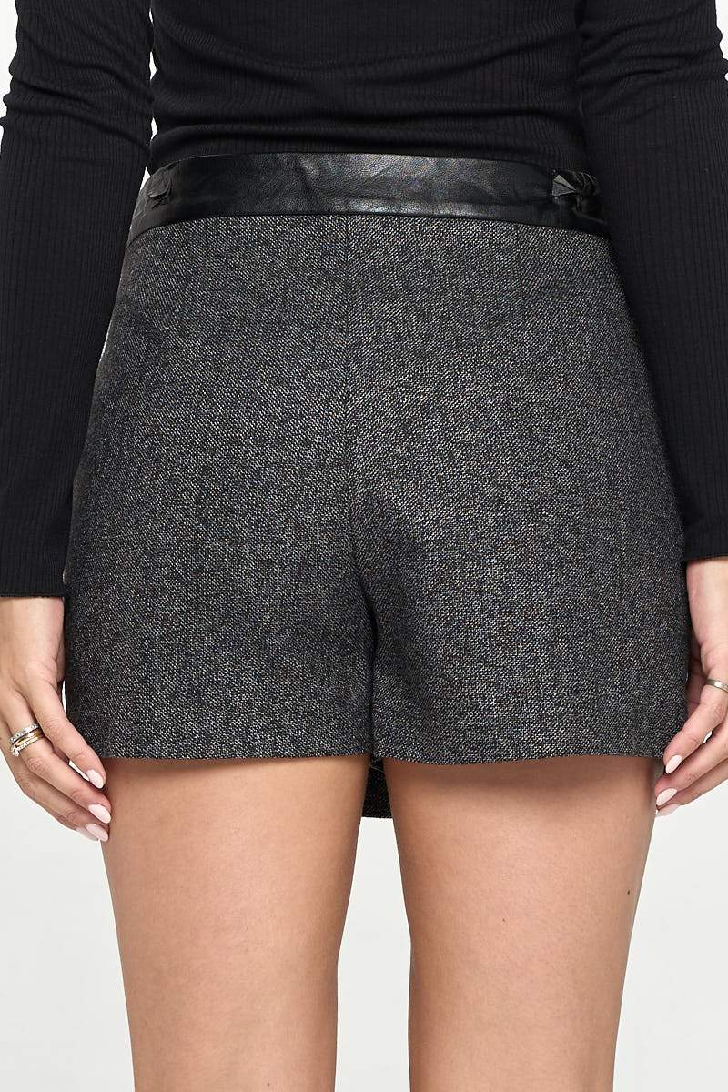 Mini-jupe portefeuille asymétrique avec bordure en similicuir